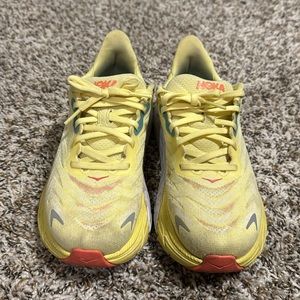 hoka arahi 6 tennis shoes